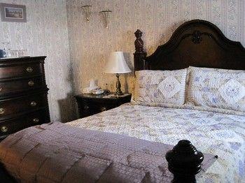 Colonial Charm Inn Σάρλοτ Τάουν Εξωτερικό φωτογραφία